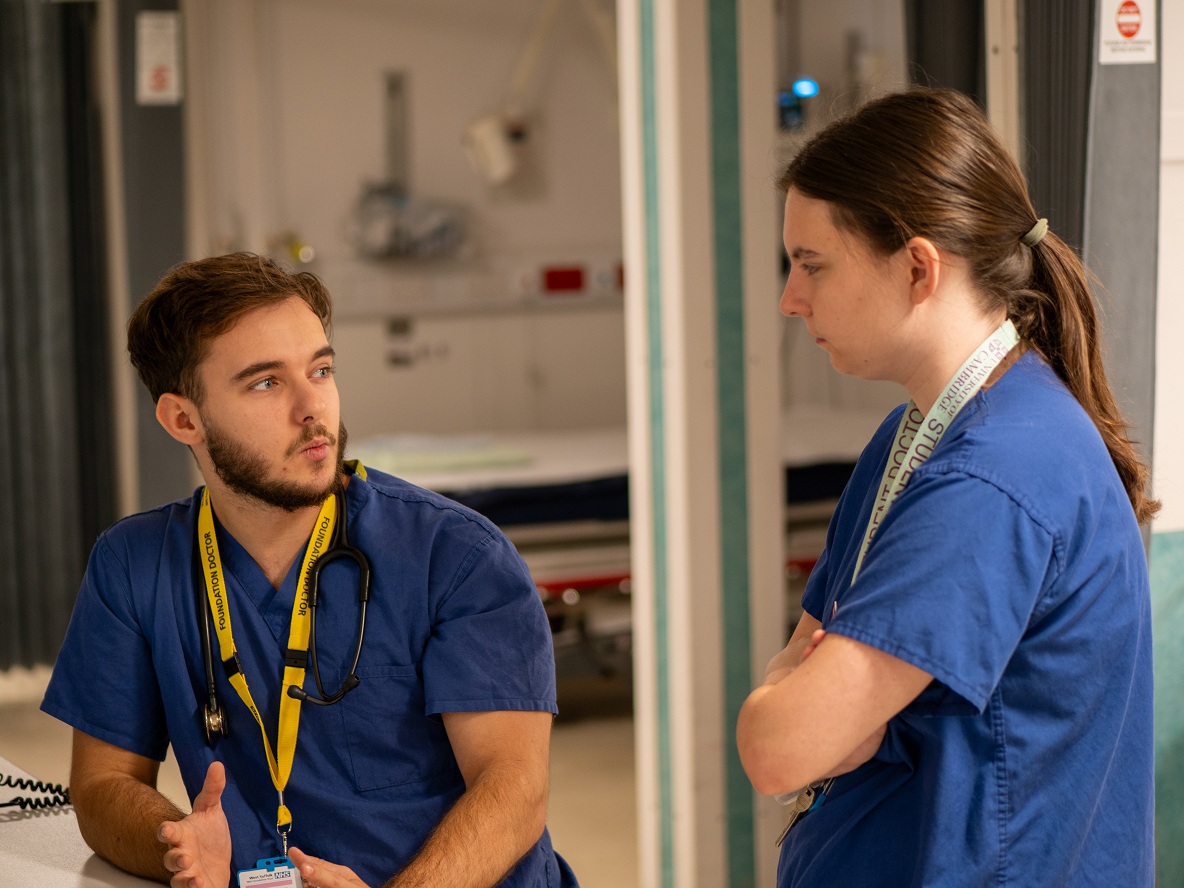 Doctor talking to student doctor in ED