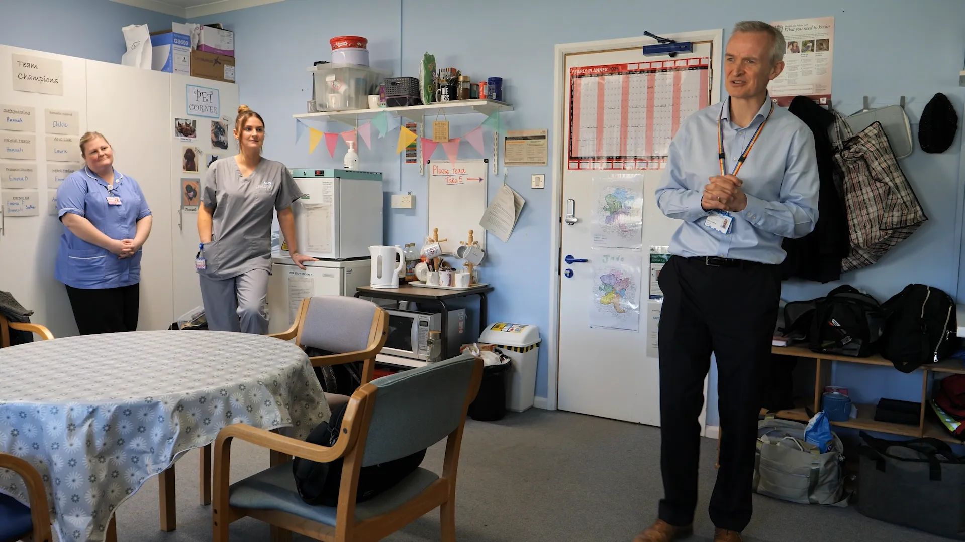 Ewen speaking with midwives