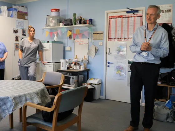 Ewen speaking with midwives